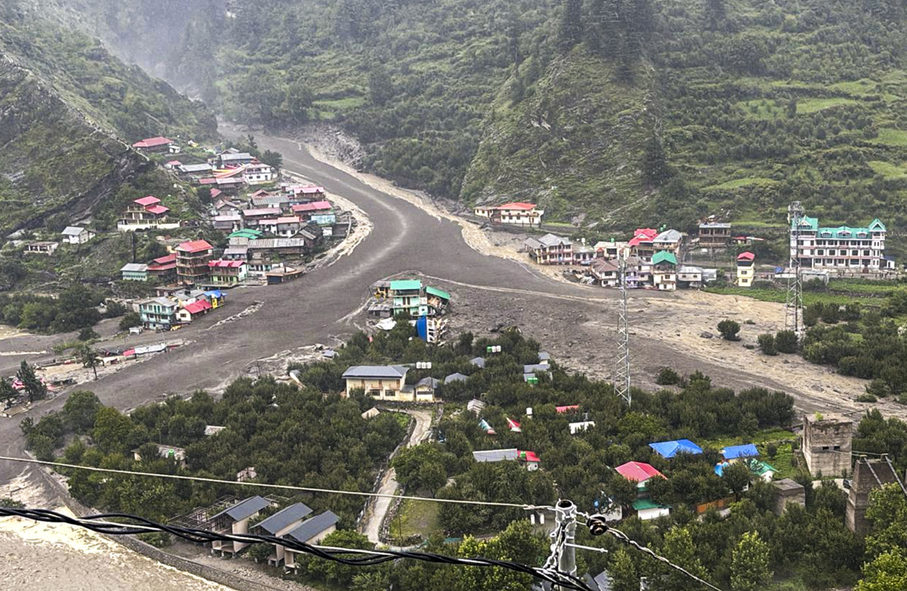 धराली में प्रकृति का प्रकोप: चंद पलों में उजड़ा सब कुछ, पीड़ितों ने सुनाई आपबीती